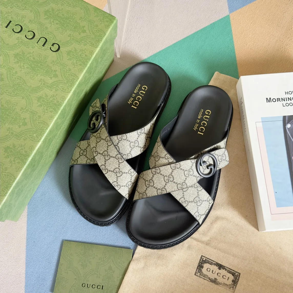 [G Home] Men's Men's Shoes💰:300💰Size:38-45 GUCC Gucci Original Order Quality 🆕2024Gucci Gucci Summer New Style Double G Presbyopia Flip-flops Cross Sandals Thick Sole Slippers Beach Shoes Original Purchase and Development Production G family's 2024 new summer dark horse items, fashion bloggers at home and abroad have put on the show, and it has become popular on social platforms at home and abroad. Fashionistas must pay for it, and they spend a lot of money to create ingenious craftsmanship and accurately restore every detail. Exquisite packaging at the delivery counter🛍📦 ▪️ Fabric: Original imported double G presbyopic leather ▪️ Lining: Original imported leather ▪️ Sole: Original open molded T men's shoes 💰U outsole ▪️ Bottom thickness: 3CM